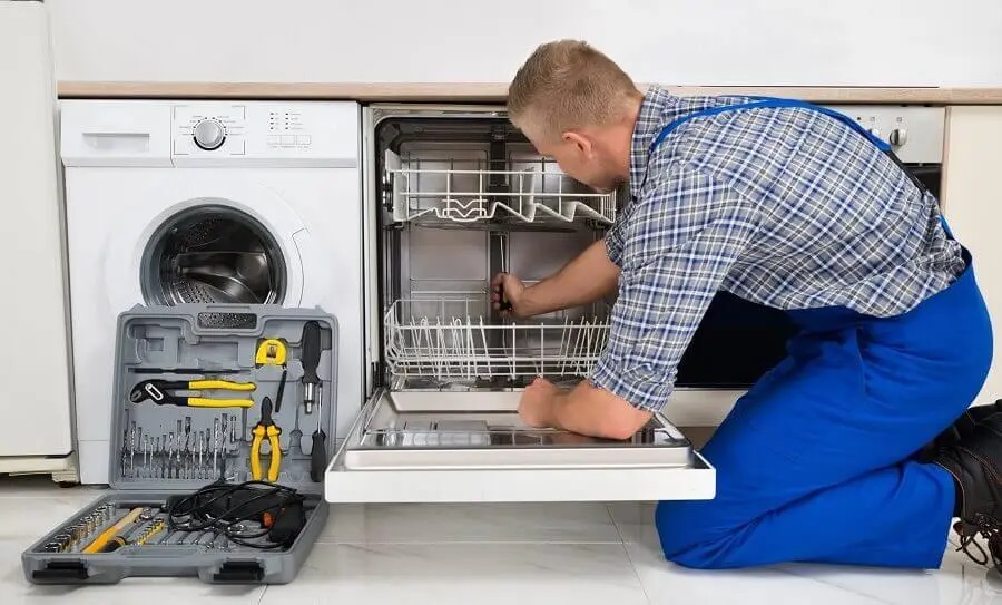 Hendek Hotpoint servisi teknisyen ekibi beyaz eşya tamiri yaparken